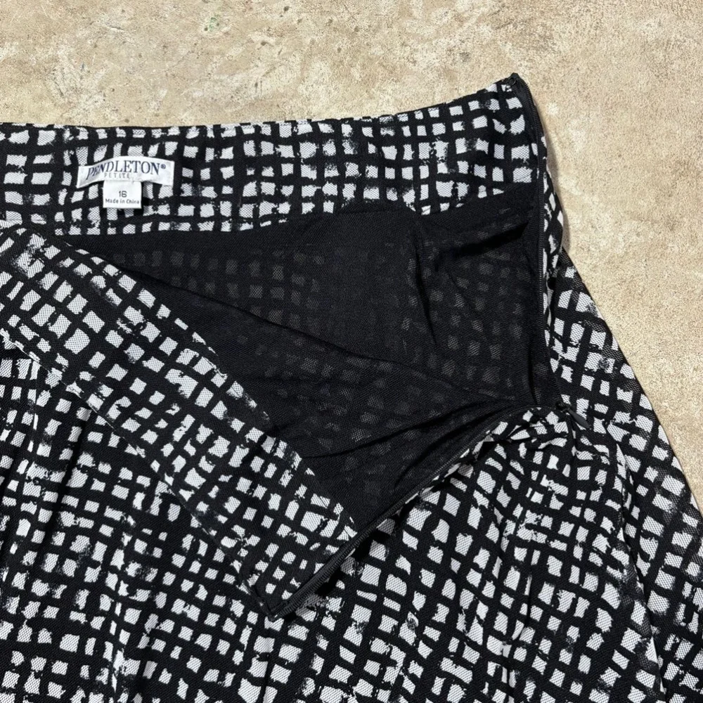 Pendleton Petite Black and White Checkered Skirt Women’s Size 16 Side Zipper